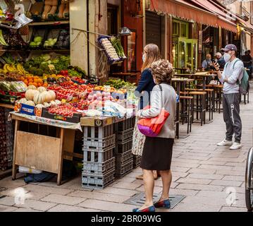 05-18-2020 Bologna, Emilia Romagna, Italia. Shopping giornaliero al momento del coronavirus nel centro della città. Foto Stock