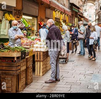 05-18-2020 Bologna, Emilia Romagna, Italia. Shopping giornaliero al momento del coronavirus nel centro della città. Foto Stock