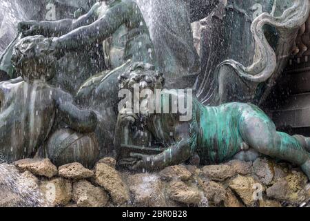 Bordeaux, Francia - 9 Settembre 2018: Esplanade des Quinconces, la fontana del monumento aux in Girondins Bordeaux. Francia Foto Stock