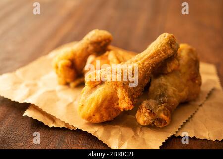 Vicino la ricetta originale polli fritti, sul legno scuro dello sfondo. Foto Stock