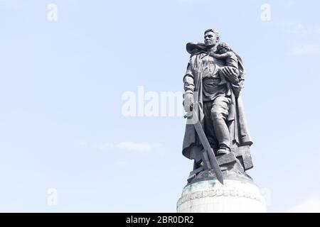 Guerra sovietica Memorial (Treptower Park). Il soldato-liberator monumento. Berlino. Germania Foto Stock