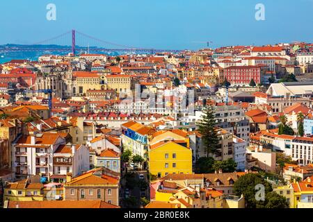 Panorama della città vecchia di Lisbona vista dal punto di osservazione Miradouro da Graca, Portogallo Foto Stock