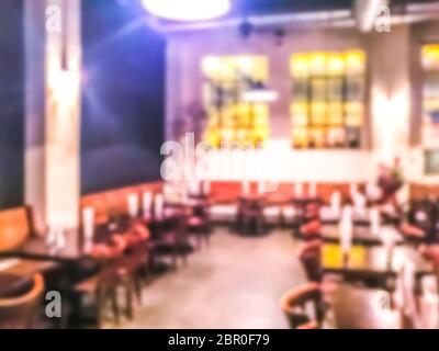 scenografia di tavolo in legno con sfondo offuscato astratto in ristorante aperto e bar.ready per montaggio di prodotti. . Foto Stock