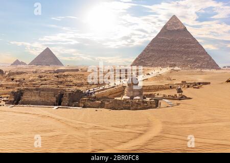 La Grande Sfinge davanti alle Piramidi di Giza in Egitto. Foto Stock