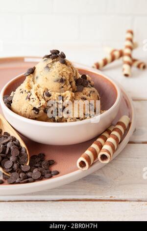 Prodotti commestibili pasta biscotto con scaglie di cioccolato e waffle rotoli Foto Stock