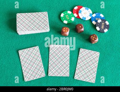 Vista dall'alto di mazzi di carte, casinò di token e dadi di legno sul verde baize tabella Foto Stock