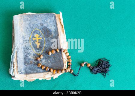 Preoccupazioni sfere e la vecchia chiesa ortodossa libro sul green baize tabella Foto Stock