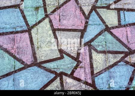 I disegni di gesso stanno schioccando in su sui marciapiedi durante la pandemia di Coronavirus covid-19. Un bel mosaico colorato gesso disegno dall'alto. Foto Stock