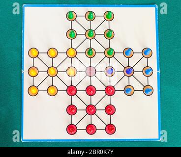 Setup di Solitario gioco di bordo sul verde baize tabella. La prima menzione del gioco possono essere identificati in Francia nel 1697 Foto Stock