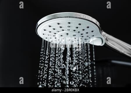 Close-up di acqua che fluisce dalla doccia nella stanza da bagno Foto Stock