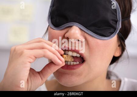 Ritratto di occhi bendati giovane donna cibo di test Foto Stock