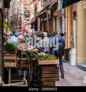 05-18-2020 Bologna, Emilia Romagna, Italia. Shopping giornaliero al momento del coronavirus nel centro della città. Foto Stock