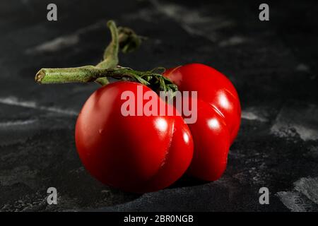 Frutta o verdura brutta. Pomodoro mutante gravemente malformato. I negozi di alimentari preferiscono soprattutto frutta e verdura di qualità migliore. La frutta brutta non è in alta d Foto Stock