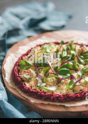 La barbabietola rossa crosta di pizza con un fresco e bietole o mangold, barbabietole rosse foglie. Idee e ricette per piatti vegan snack.Egg-free crosta di pizza con semi di Chia e wh Foto Stock