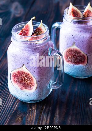 Semi di Chia budini con fette di fig Foto Stock