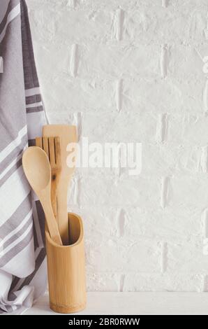 Semplici stoviglie rustico di legno o bambù di posate e asciugamano nell interno della cucina bianca. Stile rustico. Cucina di Casa Decor. Foto Stock