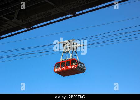 Tram aereo dell'Isola di Roosevelt che attraversa il Fiume Est accanto al Ponte ed Koch Queensboro a New York City, Stati Uniti d'America Foto Stock