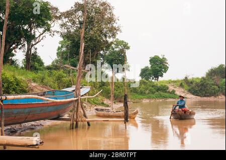 Una donna cambogiana in una barca sul fiume a Kampong Phluk, provincia di Siem Reap, Cambogia centro-settentrionale, Asia sudorientale Foto Stock