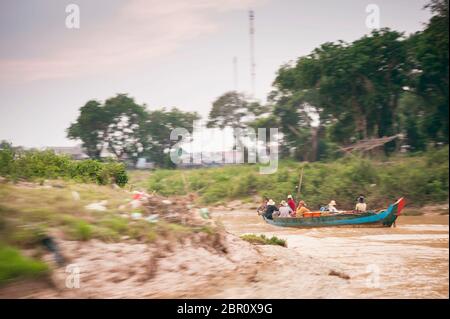 Turisti in barca veloce sul fiume. Kampong Phluk, Provincia di Siem Reap, Cambogia centro-settentrionale, Sud-est asiatico Foto Stock