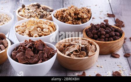 Ciotole contenenti differenti tipi di cereali per la prima colazione di prodotti. Foto Stock