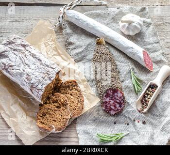 Fette di salame spagnolo sul sacco Foto Stock