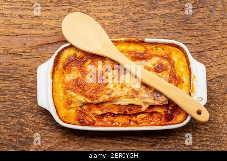 Panoramica di una lasagna cotta su legno Foto Stock