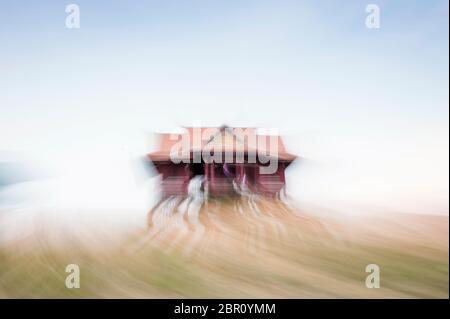 Passando davanti a un tempio sulla riva del fiume. Kampong Phluk, Provincia di Siem Reap, Cambogia centro-settentrionale, Sud-est asiatico Foto Stock