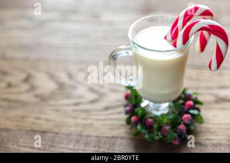 Un bicchiere di zabaione con pasticci di carne macinata Foto Stock