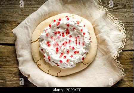 Pavlova meringa con i semi di melograno Foto Stock