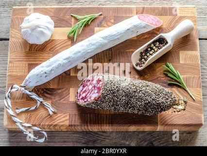 Fette di salame spagnolo sul sacco Foto Stock