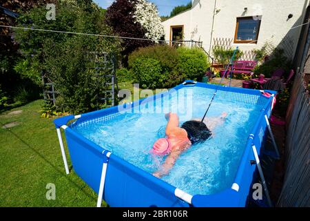 Limekilns, Scozia, Regno Unito. 20 maggio 2020. Fiona Philp (59) da Limekilns, Fife, una nuotatrice d'acqua aperta con il gruppo di bagnanti Fife Wild, durante un bagno giornaliero nella sua piscina giardino. Molti nuotatori selvaggi hanno avuto la possibilità di praticare il loro sport durante il periodo di chiusura di Covid-19 e hanno acquistato piscine per i loro giardini per mantenere il loro benessere. Iain Masterton/Alamy Live News Foto Stock