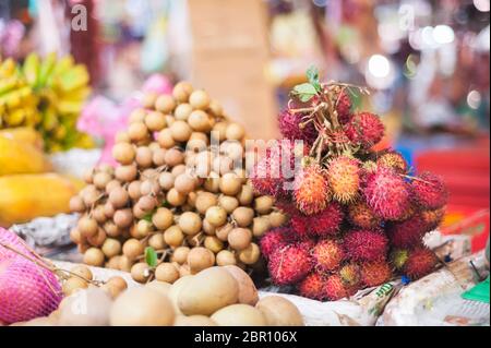 Frutta longan e Rambutan in vendita in un mercato. Siem Reap, Cambogia, Sud-est asiatico Foto Stock