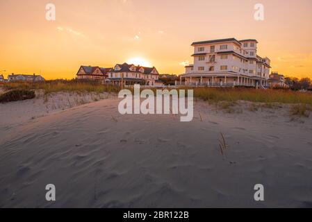 Spring Lake, NJ, USA -- 13 novembre 2015. Una foto grandangolare del tramonto dietro le case degli ospiti lungo la Shore Jersey. Foto Stock