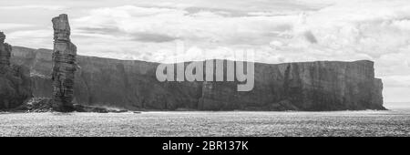 Panorama bianco e nero di Old Man of Hoy, un alto stack di arenaria sulla costa tra Stromness e Scrabster a Orknay in Scozia, Regno Unito Foto Stock