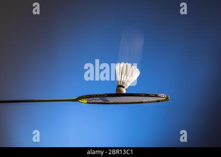 Badminton racchetta e volano in motion closeup Foto Stock