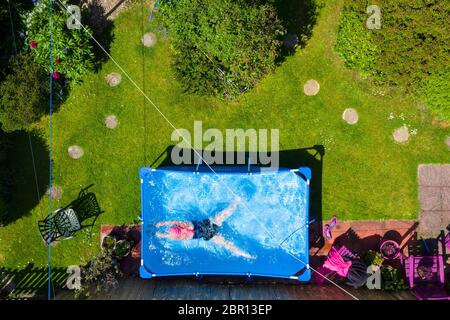 Limekilns, Scozia, Regno Unito. 20 maggio 2020. Fiona Philp (59) da Limekilns, Fife, una nuotatrice d'acqua aperta con il gruppo di bagnanti Fife Wild, durante un bagno giornaliero nella sua piscina giardino. Molti nuotatori selvaggi hanno avuto la possibilità di praticare il loro sport durante il periodo di chiusura di Covid-19 e hanno acquistato piscine per i loro giardini per mantenere il loro benessere. Iain Masterton/Alamy Live News Foto Stock