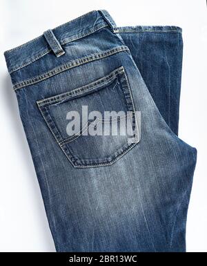 Ripiegate blue jeans da uomo su uno sfondo bianco, vista dall'alto Foto Stock