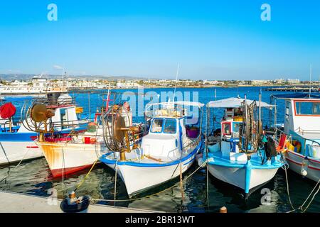 Tipico coloratissime barche di pescatori ormeggiate nella città di Paphos porto, luce solare, Cipro Foto Stock
