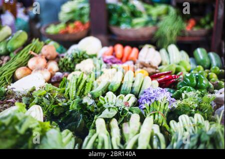 Acqua giacinto fiori e verdure in vendita in un mercato. Siem Reap, Cambogia, Sud-est asiatico Foto Stock
