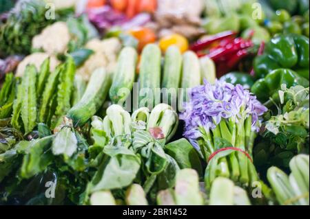 Acqua giacinto fiori e verdure in vendita in un mercato. Siem Reap, Cambogia, Sud-est asiatico Foto Stock