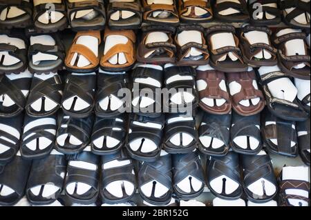 Sandali in vendita in un mercato. Siem Reap, Cambogia, Sud-est asiatico Foto Stock