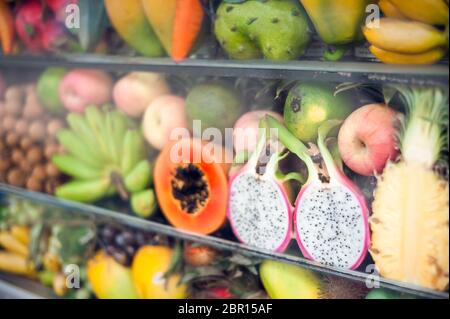 Frutta in mostra in un mercato. Siem Reap, Cambogia, Sud-est asiatico Foto Stock