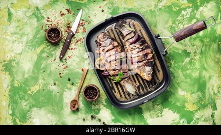 Grigliate di pesce.pesce al forno con citrus,vegetale e spezie in padella per grigliare Foto Stock