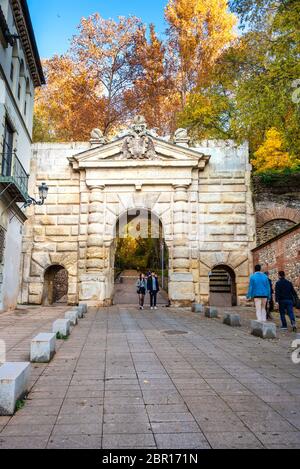 Granada, Spagna - Novembre 30 2019. La gente cammina lungo Cuesta de Gomerez, attraverso Puerta de las Granadas. Foto Stock