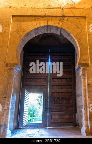 Granada, Spagna - Novembre 30 2019. L'interno della Puerta de la Justicia, (1348), un ingresso fortificato al complesso dell'Alhambra. Foto Stock