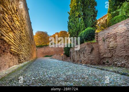 Granada, Spagna - Novembre 30 2019. Subito dopo aver attraversato la Puerta de la Justicia, questa strada vi porta al complesso dell'Alhambra. Foto Stock