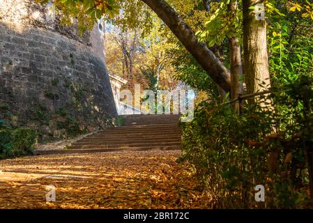 Granada, Spagna - Novembre 30 2019. Punto di partenza di Cuesta Empedrada, le scale conducono alla fontana Pilar de Carlos V. Foto Stock