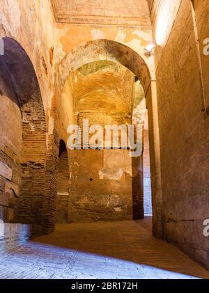 Granada, Spagna - Novembre 30 2019. L'interno della Puerta de la Justicia, (1348), un ingresso fortificato al complesso dell'Alhambra. Foto Stock