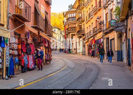 Granada, Spagna - Novembre 30 2019. La gente cammina lungo la strada dello shopping Cuesta de Gomerez. Foto Stock