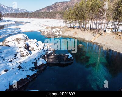 Vista aerea dell'inverno laghi blu nelle montagne di Altai Foto Stock